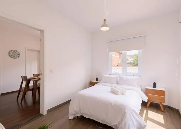 Bright 1br With Optional Rooftop Well Connected Apartment