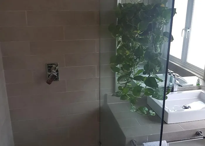Bright 1br With Optional Rooftop Well Connected Apartment *
