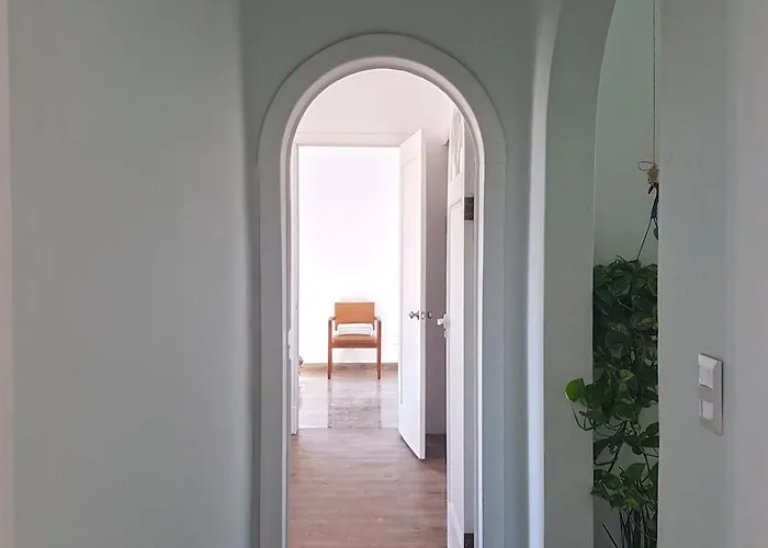 Bright 1br With Optional Rooftop Well Connected *