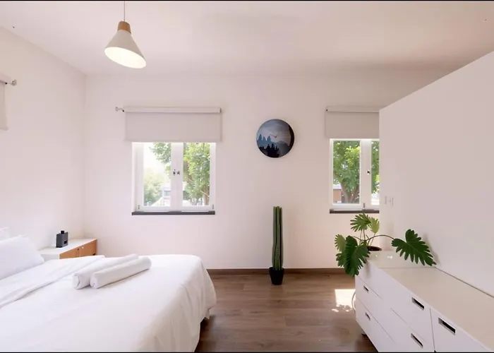 Apartment Bright 1br With Optional Rooftop Well Connected