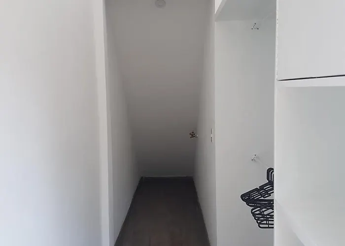 Bright 1br With Optional Rooftop Well Connected *