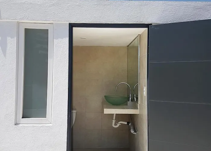 Apartment Bright 1br With Optional Rooftop Well Connected *